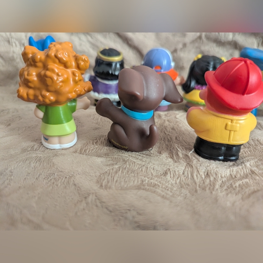 Fisher Price Little People Lot of 9 Figures Fireman Dog King Toy - Picture 7 of 10